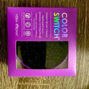 Colour switch brush cleaning sponge